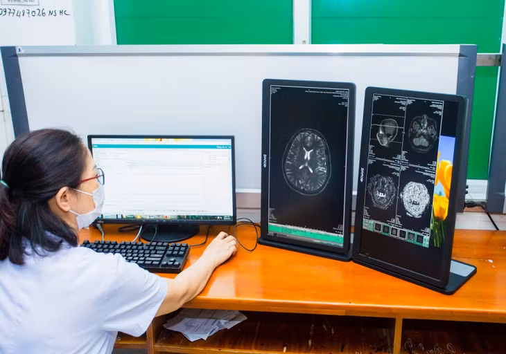 Hồ sơ bệnh án điện tử tạo thuận lợi cho người dân, y bác sĩ trong quá trình khám chữa bệnh.