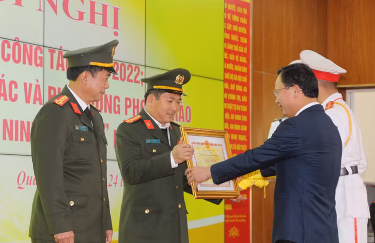 Đồng chí Cao Tường Huy, Quyền Chủ tịch UBND tỉnh trao Bằng khen của UBND tỉnh cho các cá nhân có thành tích xuất sắc.