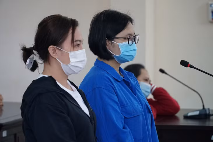 Bị cáo Tống Thị Tùng Linh và bị cáo Trần Thị Ngọc Thư tại phiên tòa.