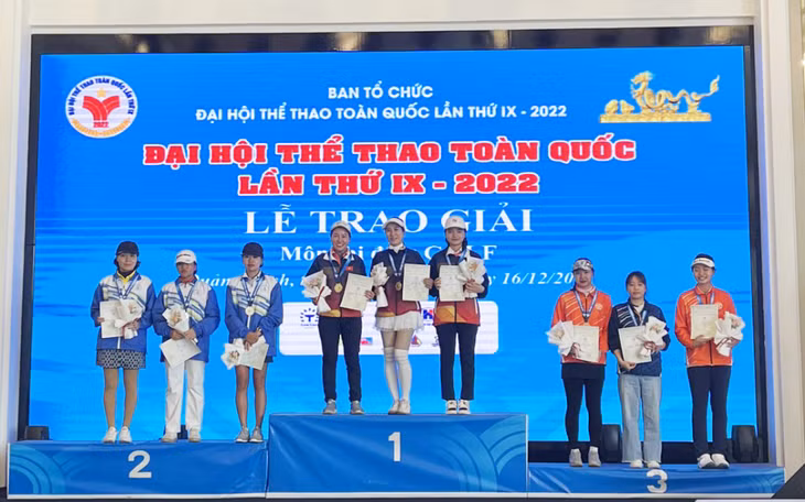 Các vận động viên nữ Hải Phòng đạt huy chương Vàng nội dung đồng đội nữ.