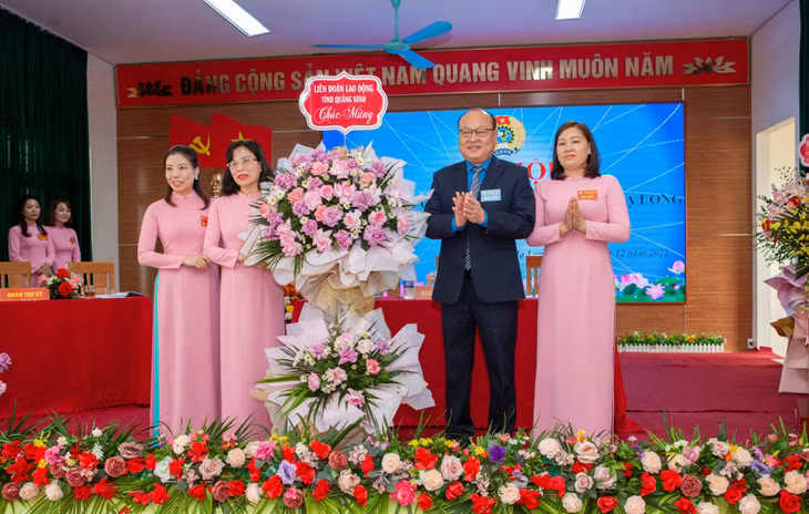 Lãnh đạo LĐLĐ tỉnh tặng hoa chúc mừng Đại hội Công đoàn Trường Mầm non Hạ Long.