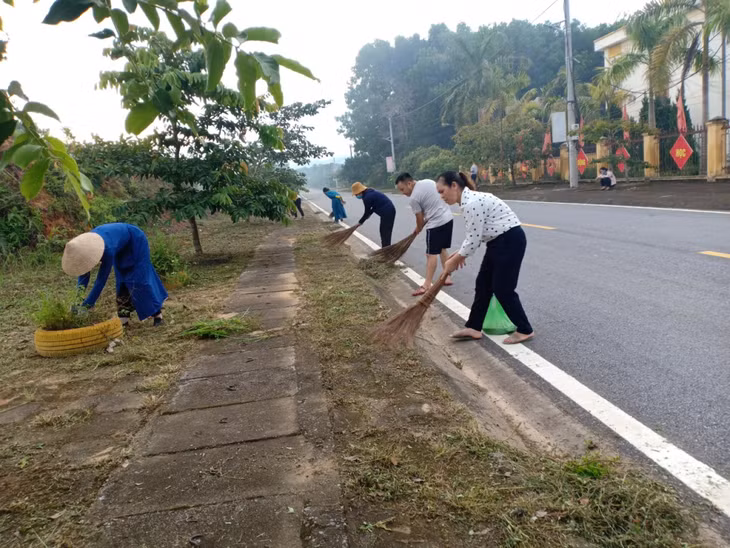Người dân thôn Tân Phú, xã Tân Lập (Đầm Hà) dọn dẹp vệ sinh môi trường đường liên thôn.