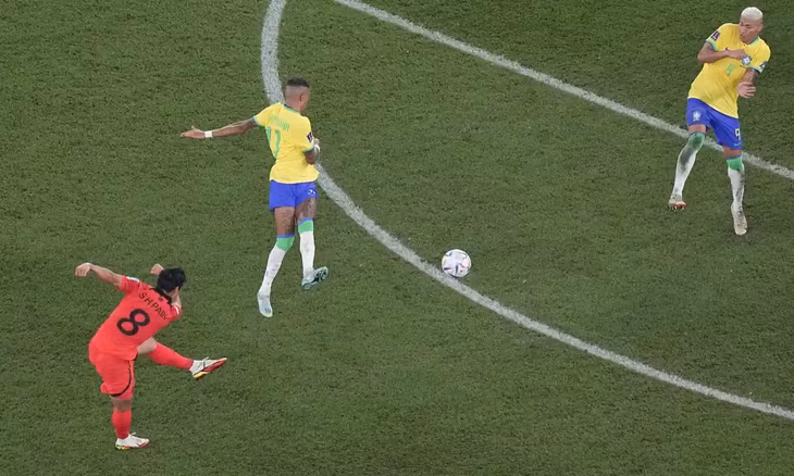 Paik ghi bàn vào lưới Brazil bằng cú sút quyết đoán trên sân 974 ngày 5/12. Ảnh: AP