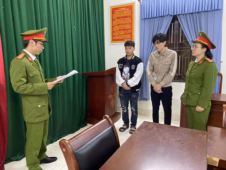 Công an tống đạt quyết định khởi tố và bắt tạm giam Nam và Trường.