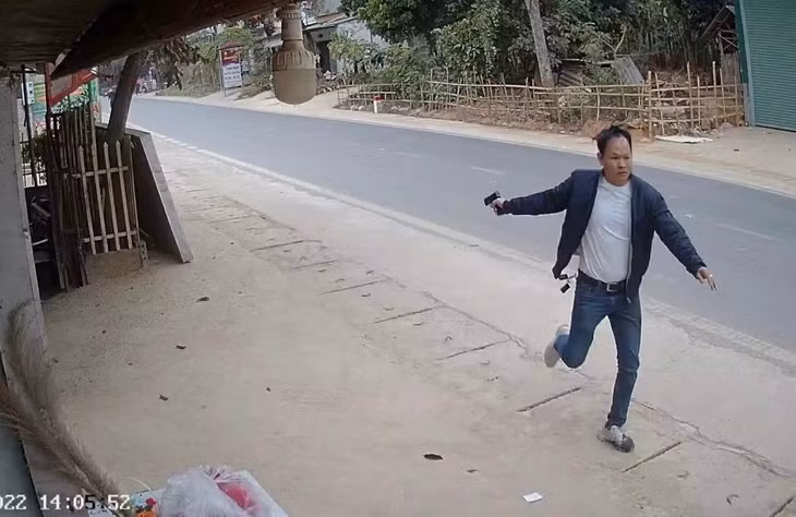 Đối tượng vận chuyển trái phép 22 bánh ma túy dùng súng chống trả lực lượng chức năng để tẩu thoát. Ảnh: Công an Thuận Châu