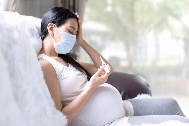 Phụ nữ mang thai nằm trong nhóm nguy cơ cao gặp biến chứng khi mắc cúm do hệ miễn dịch của họ suy yếu. Ảnh: Shutterstock.