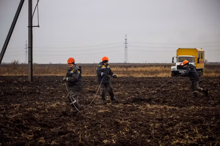 Công nhân sửa chữa đường dây điện cao thế bị phá hủy trong các cuộc tập kích tại Odessa vào ngày 7/12. Ảnh: AFP
