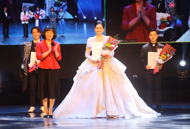 Đồng chí Phạm Thùy Dương, Phó Trưởng ban Tuyên giáo Tỉnh ủy trao giải nhất của cuộc thi cho thí sinh Hoàng Thị Thảo (Hà Nội, Việt Nam).