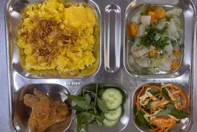 Suất ăn trưa 17/11 khiến hàng trăm học sinh Ischool Nha Trang nhập viện. Ảnh: Phụ huynh cung cấp
