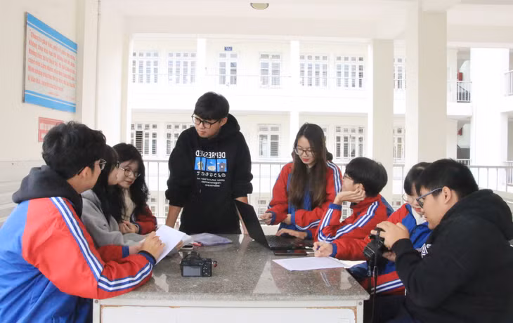 Ban Chủ nhiệm CLB Phát thanh &amp; Báo chí Chuyên Hạ Long trao đổi lên kế hoạch phát hành Tập san của CLB tháng 12.