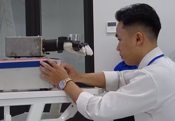 Găng tay giảm run cho người bệnh Parikinson của nhóm. Ảnh: Hà An