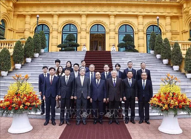 Chủ tịch nước Nguyễn Xuân Phúc chụp ảnh lưu niệm với Bộ trưởng Bộ Quản lý Toà án quốc gia, Toà án tối cao Hàn Quốc Kim Sang-hwan cùng các đại biểu - Ảnh: TTXVN