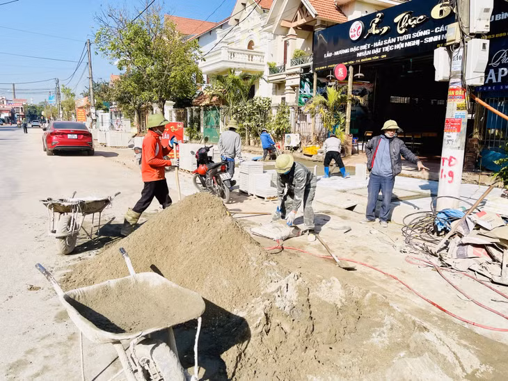 Tuyến phố Trần Nhân Tông, TX Quảng Yên đang được nâng cấp phục vụ nhân dân vui Xuân, đón Tết.
