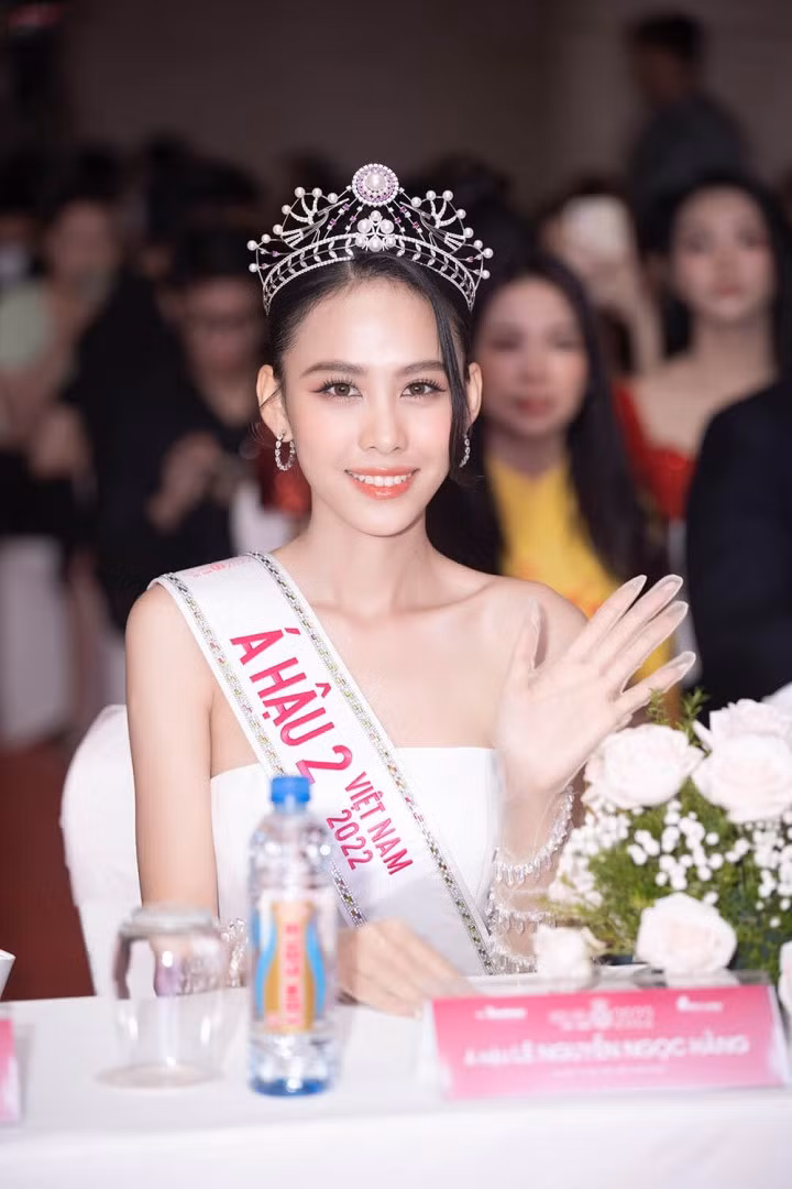 Là người trẻ nhất trong top 3, Ngọc Hằng cũng thể hiện sự tự tin khi trả lời câu hỏi của phóng viên bằng tiếng Anh.