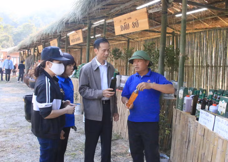 ...và có thể mua những sản phẩm dầu sở do chính người dân Bình Liêu sản xuất.