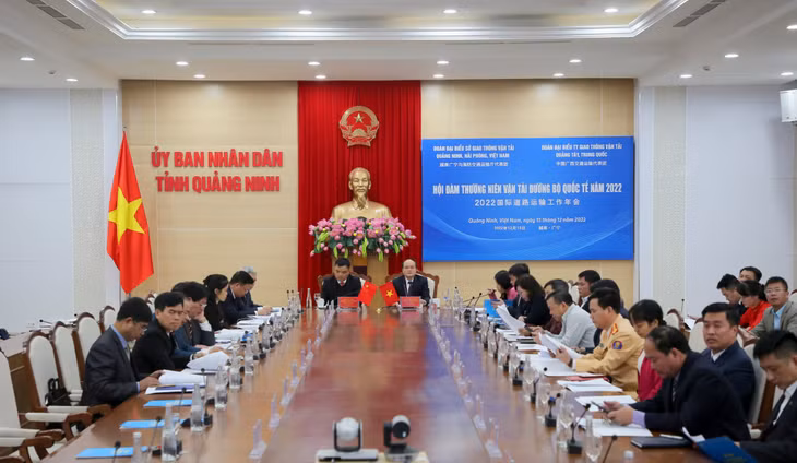 Các đại biểu Sở GTVT tỉnh Quảng Ninh và Hải Phòng dự hội đàm tại đầu cầu UBND tỉnh Quảng Ninh.