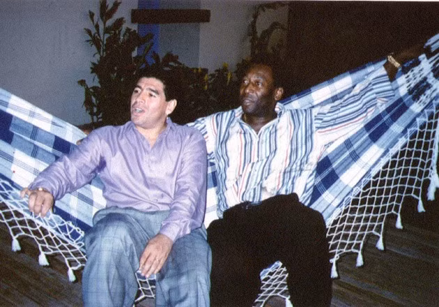 Pele luôn dành nhiều lời khen cho Maradona.