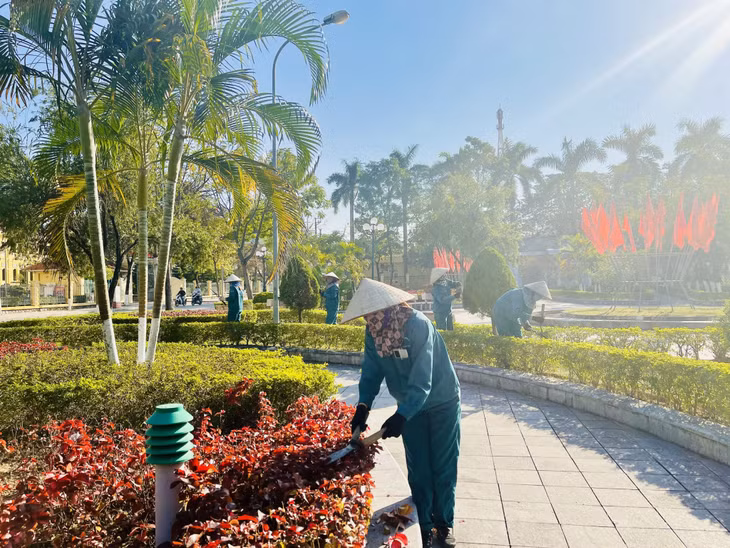 Công nhân Công ty Giao thông - Công chính TX Quảng Yên cắt tỉa cây xanh đảm bảo mỹ quan đô thị khu vực vườn hoa thị xã.
