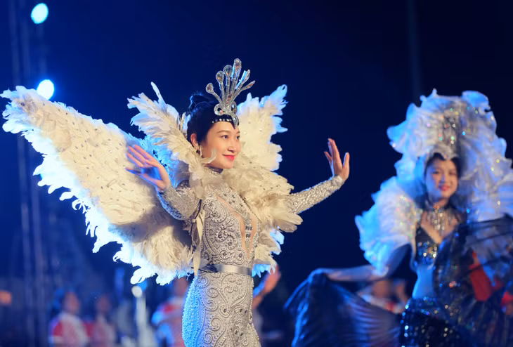 Các vũ công trong trang phục lộng lẫy đặc trưng của lễ hội Carnaval.