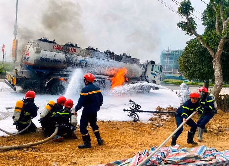 Lực lượng chuyên nghiệp nỗ lực dập tắt đám cháy trên xe chở nhiên liệu