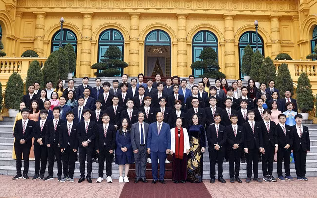 Chủ tịch nước Nguyễn Xuân Phúc với các học sinh tại buổi gặp mặt. Ảnh: TTXVN