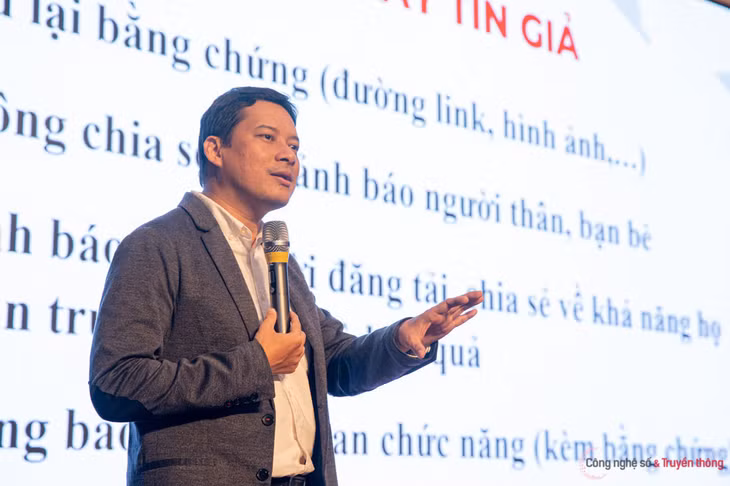 Cục trưởng Cục PTTH&amp;TTĐT Lê Quang Tự Do giới thiệu Cẩm nang.