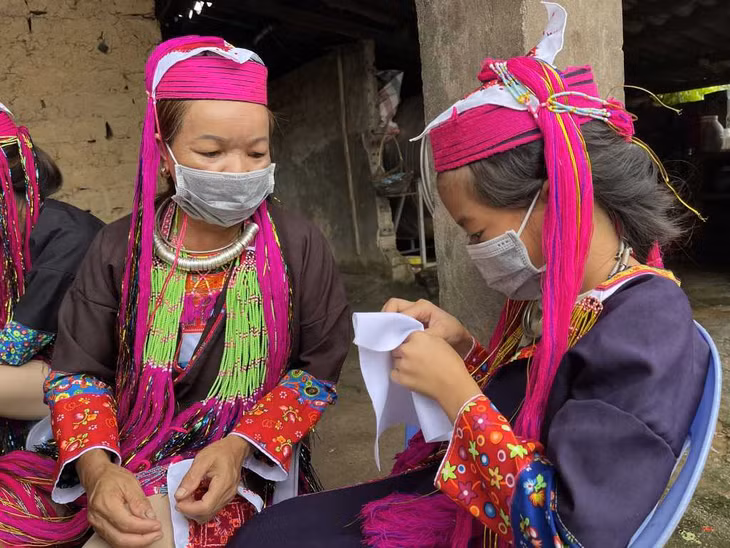 Phụ nữ Dao Thanh Y xã Vô Ngại (huyện Bình Liêu) học thêu trang phục của dân tộc mình.