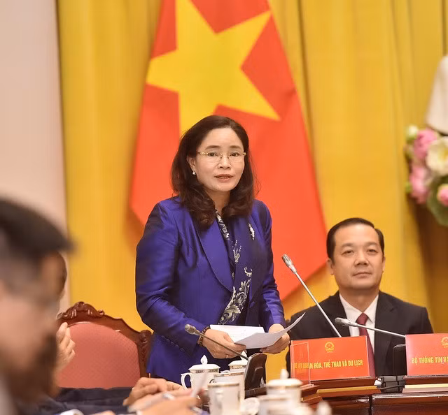 Thứ trưởng Bộ Văn hóa, Thể thao và Du lịch Trịnh Thị Thủy giới thiệu Luật Phòng, chống bạo lực gia đình 2022- Ảnh VGP/Nguyễn Đức