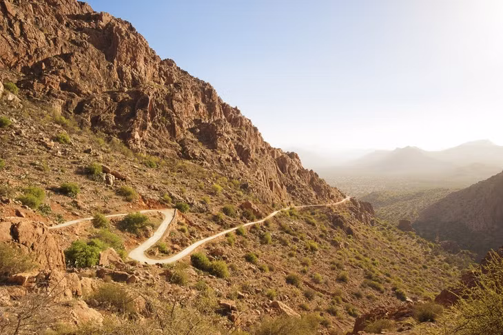 Dãy Anti Atlas: Là dãy núi đá nắng cháy dẫn vào Sahara, Anti Atlas vẫn còn khá hoang sơ. Điểm đến chính thu hút du khách mê leo núi là Jebel El Kest. Những ngôi làng và pháo đài đổ nát nằm rải rác quanh Jebel Aklim, một điểm leo núi thú vị khác trong vùng. Khung cảnh nơi đây thay đổi đa dạng, từ những hẻm núi đầy cọ đến vùng đá núi lửa Jebel Siroua. Ảnh: Lonely Planet.