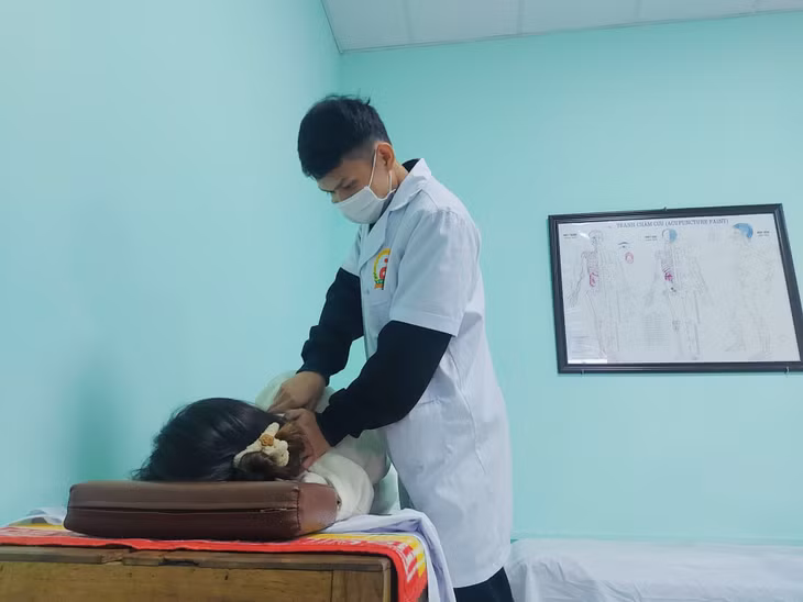 Là sinh viên mồ côi, điều kiện khó khăn nhưng em Vũ Thành Luân luôn cố gắng học để đạt được ước mơ trở thành bác sĩ chữa bệnh cứu người.