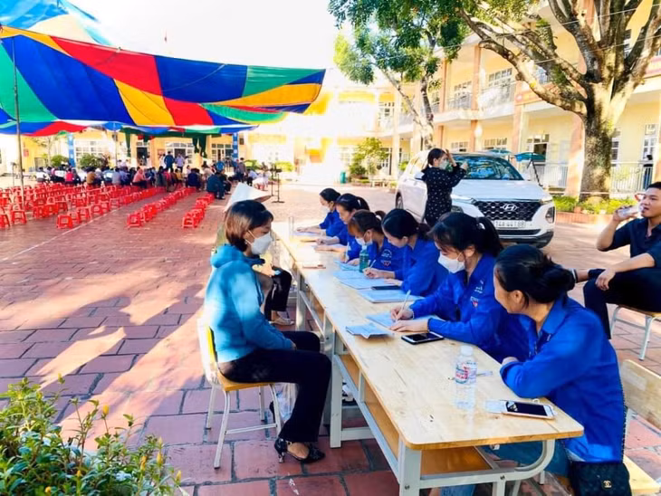 Đoàn Thanh niên xã Bình Khê (TX Đông Triều) tham gia hỗ trợ tiêm vắc-xin phòng Covid-19 cho người dân trên địa bàn.