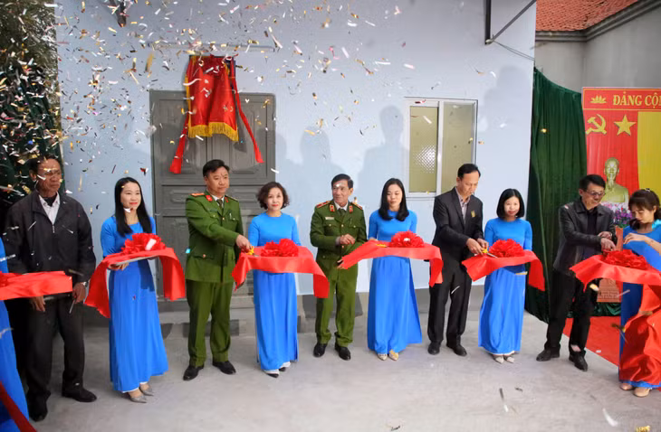 Các vị đại biểu cắt băng khánh thành công trình nhà tình thương tặng bà Nguyễn Thị Hợi, phụ nữ neo đơn có hoàn cảnh đặc biệt khó khăn tại khu Yên Lập Đông, phường Minh Thành, TX Quảng Yên.