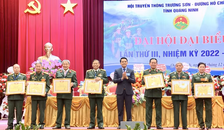 Đại diện Ban Dân vận Tỉnh ủy trao Bằng khen của Ủy ban MTTQ tỉnh cho các tập thể, cá nhân có thành tích xuất sắc trong phong trào, hoạt động của Hội Truyền thống Trường Sơn - Đường Hồ Chí Minh nhiệm kỳ 2017-2022.
