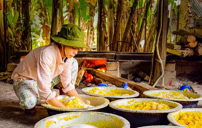 Ngào đường với nguyên liệu để tạo sản phẩm.