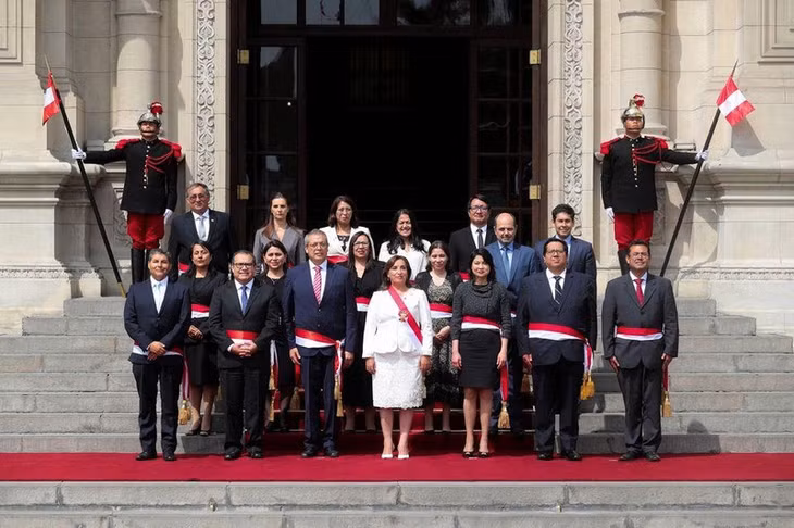 Tổng thống Peru Dina Boluarte (áo trắng, hàng đầu tiên) chụp ảnh cùng nội các mới ở Lima, Peru ngày 10/12/2022. (Ảnh: Reuters)