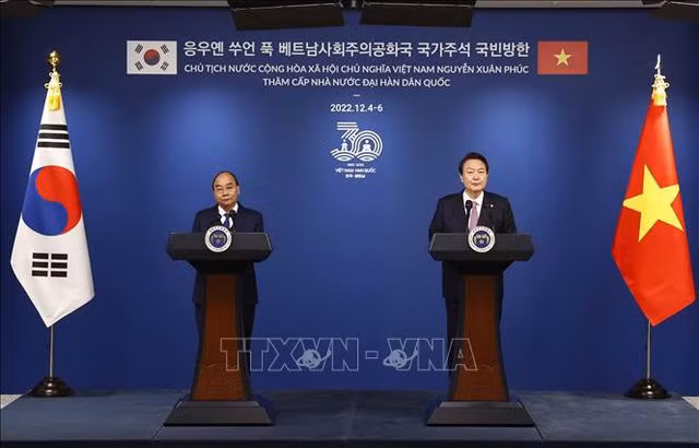 Chủ tịch nước Nguyễn Xuân Phúc và Tổng thống Hàn Quốc Yoon Suk Yeol chủ trì họp báo