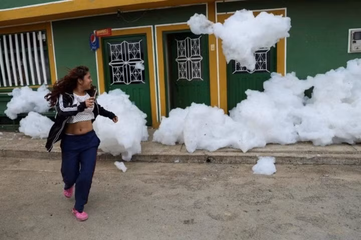 Đám bọt ô nhiễm do một dòng sông đầy chất thải gây ra ở Mosquera, Colombia, ngày 27/4./.