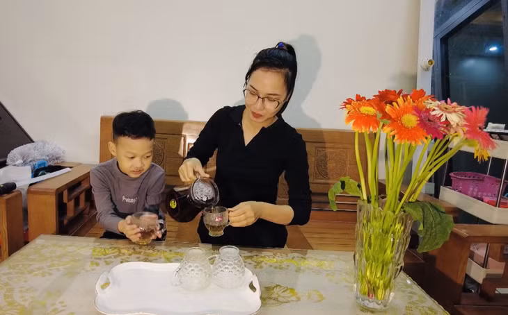 Mẹ con chị Nguyễn Thị Thanh Vui trong căn nhà mới do Công ty CP Than Mông Dương hỗ trợ xây dựng.