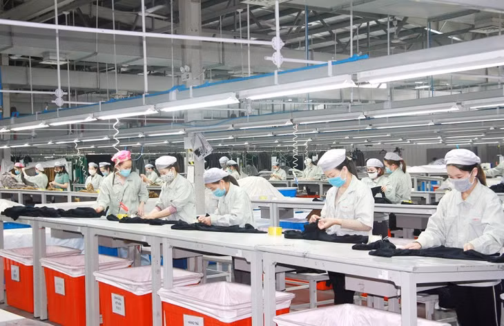 Sản xuất tại Công ty TNHH May mặc Hoa Lợi Đạt Việt Nam (KCN Cảng biển Hải Hà).
