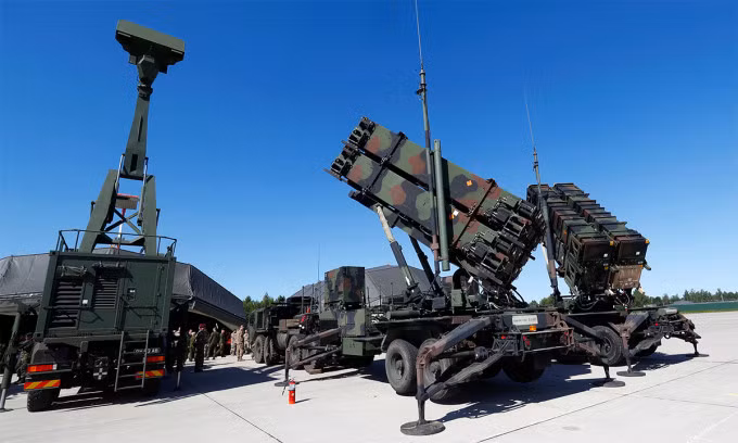 Tổ hợp tên lửa phòng không Patriot của Mỹ (phải) và radar tầm xa Giraffe AMB của Anh (trái) tại căn cứ không quân gần Siauliai, Litva tháng 7/2017. Ảnh: Reuters