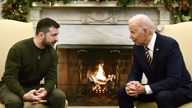 Tổng thống Ukraine Volodymyr Zelensky (trái) và người đồng cấp Joe Biden tại Phòng Bầu Dục, Nhà Trắng hôm 22/12. Ảnh: AFP