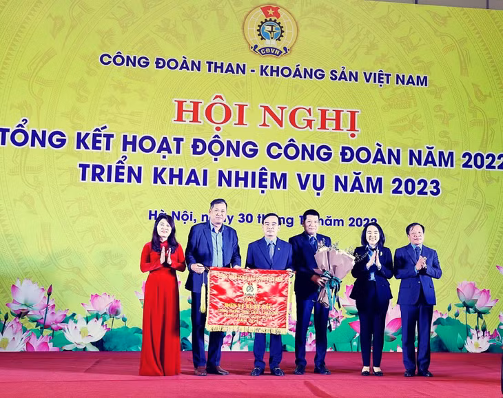 Công đoàn TKV được nhận cờ xuất sắc toàn diện của Tổng LĐLĐ Việt Nam.