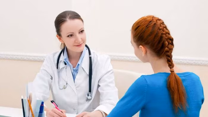 Khi bị liệt mặt, méo miệng do ảnh hưởng từ dây thần kinh số VII ngoại biên cần đến bệnh viện để thăm khám và điều trị (Ảnh: Internet)
