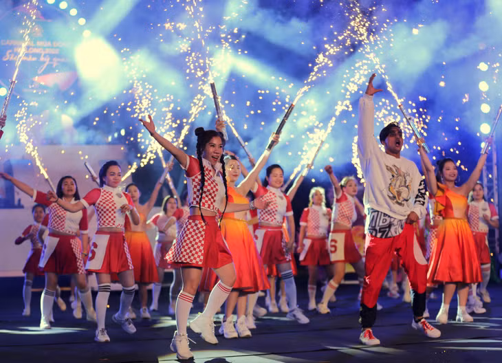 Chương trình Carnaval thực sự trở nên sôi động với sự xuất hiện của các vũ công Zumba.