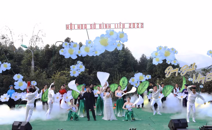 Chương trình nghệ thuật khai hội với chủ đề "Bồng bềnh mây Sở".