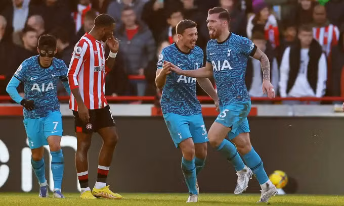 Hojbjerg (phải) mừng bàn ấn định tỷ số hoà 2-2 trước Brentford trên sân Gtech Community, Tây London, vòng 17 Ngoại hạng Anh hôm 26/12. Ảnh: Reuters