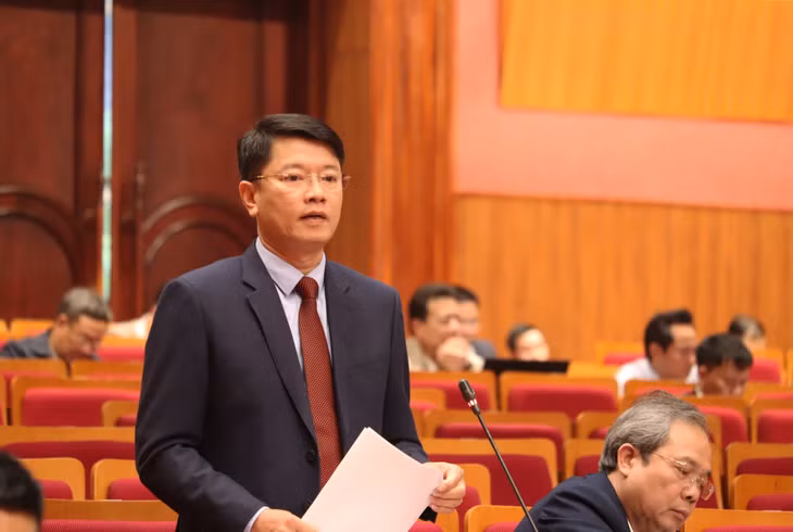 Ông Vũ Văn Tuấn, Chủ tịch Hội đồng quản trị Công ty Nước sạch Quảng Ninh giải trình trước kỳ họp về các chất vấn của đại biểu HĐND tỉnh.