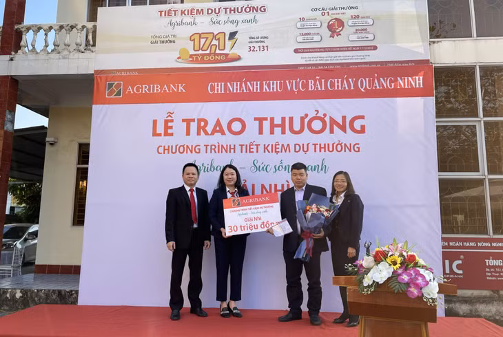 Lãnh đạo Agribank chi nhánh tỉnh Quảng Ninh, Agribank chi nhánh khu vực Bãi Cháy và phường Việt Hưng trao giải nhì chương trình tiết kiệm dự thưởng “Agribank - Sức sống xanh” cho anh Vũ Văn Thành, phường Việt Hưng, TP Hạ Long.