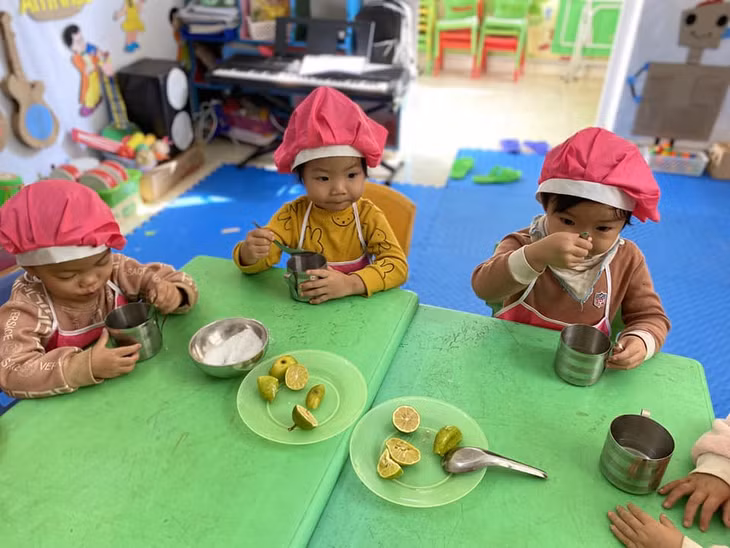 Một giờ học trải nghiệm pha nước chanh của các bé Trường Mầm non Đồng Sơn (TP Hạ Long).