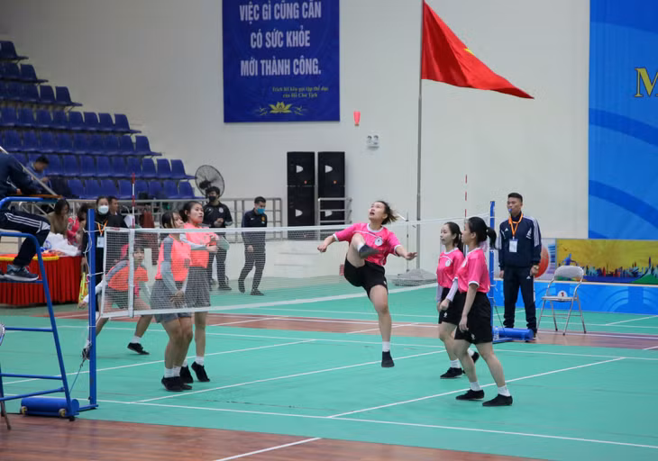 Các cô gái Thừa Thiên Huế (áo hồng) và TP Hồ Chí Minh (áo cam) cống hiến nhiều pha cầu đẹp trong trận chung kết nội dung đồng đội nữ.